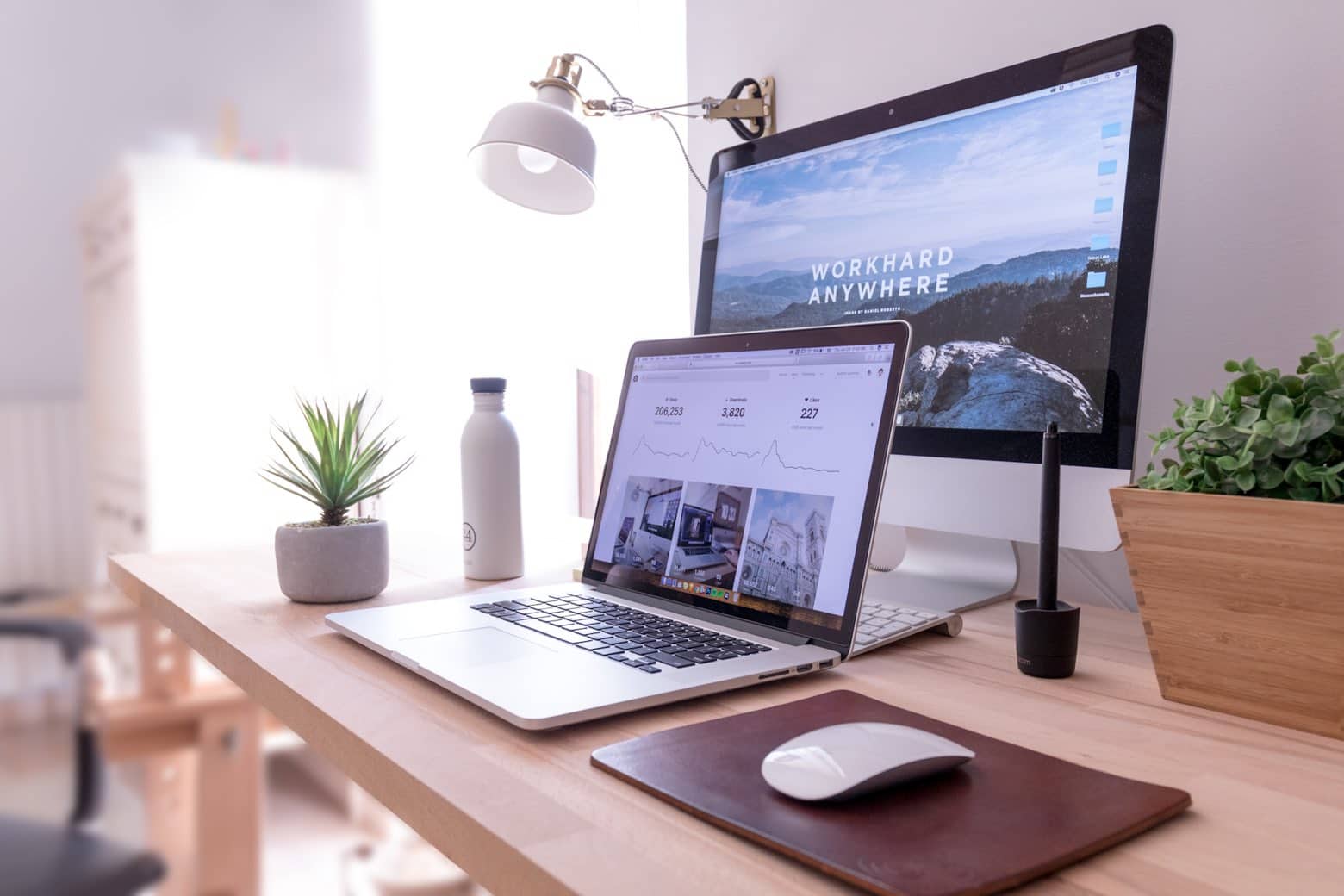 Laptop op een rustig bureau — internet thuis