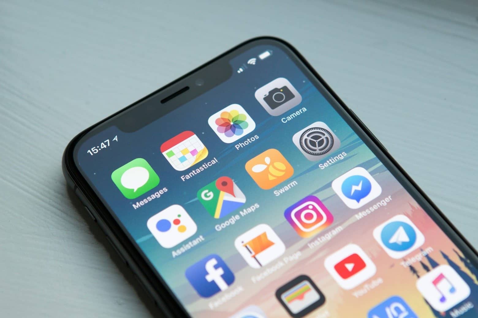 Persoon met smartphone — mobiel abonnement en dagelijks gebruik