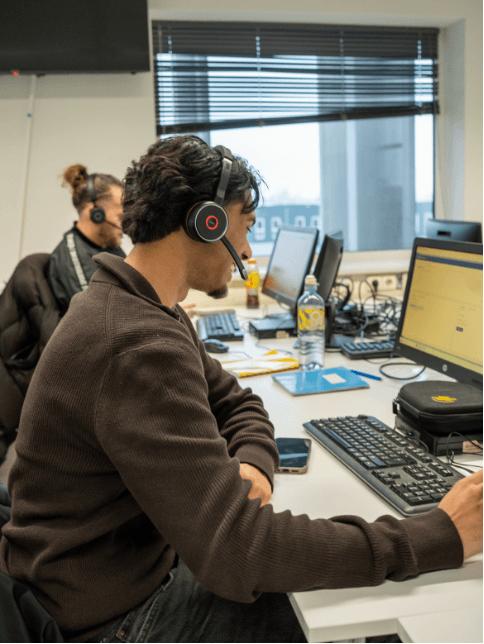 Adviseur van Beter Abonnement helpt een klant persoonlijk via headset
