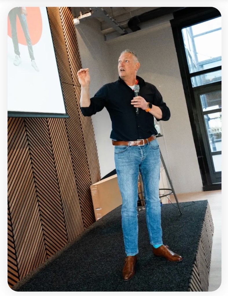 Medewerker van Beter Abonnement deelt kennis tijdens een presentatie