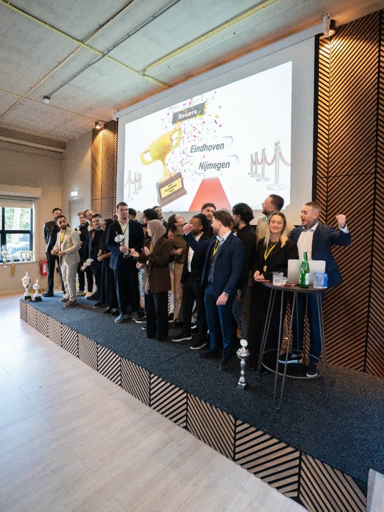 Team van Beter Abonnement viert een mijlpaal op het podium