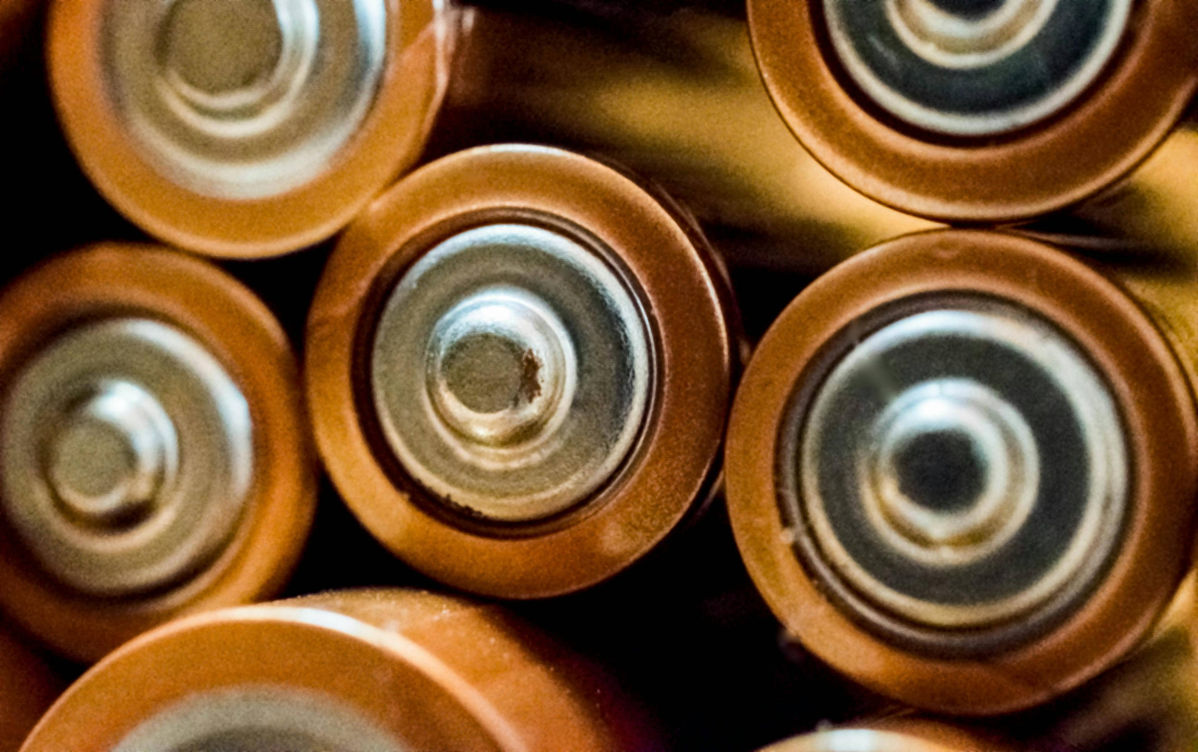 Close-up van oplaadbare batterijen — energieopslag en thuisbatterij