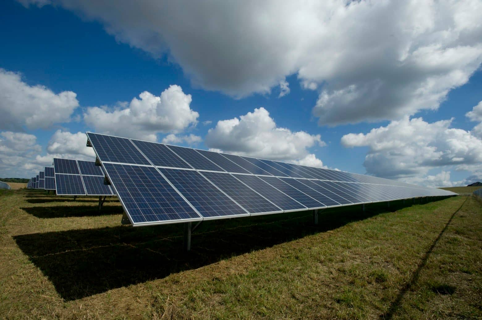 Zonnepanelen op een dak