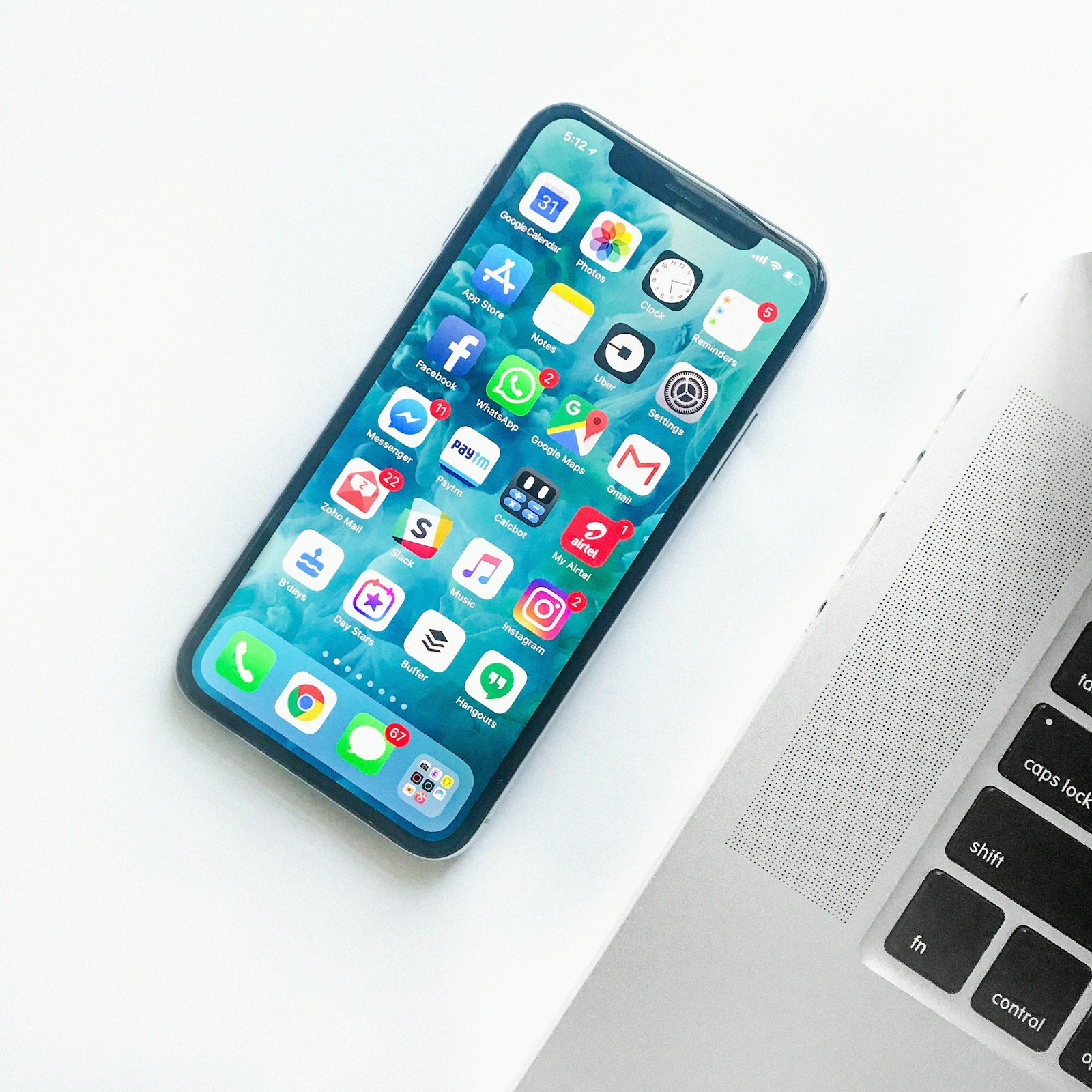 Smartphone met apps naast laptop — KPN Extra Veilig Mobiel en prijsverhoging 2026