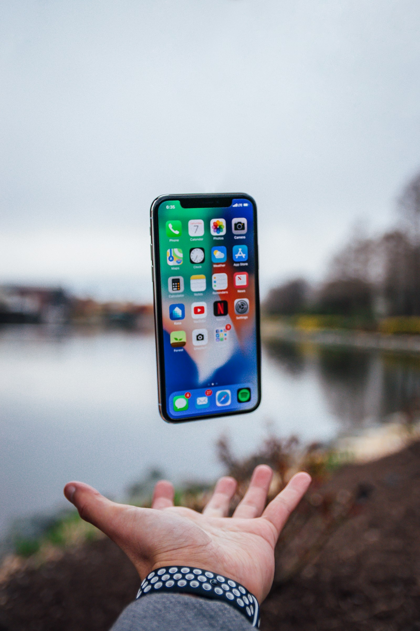 Smartphone boven een hand buiten — Odido 3G-uitfasering en bellen via 4G