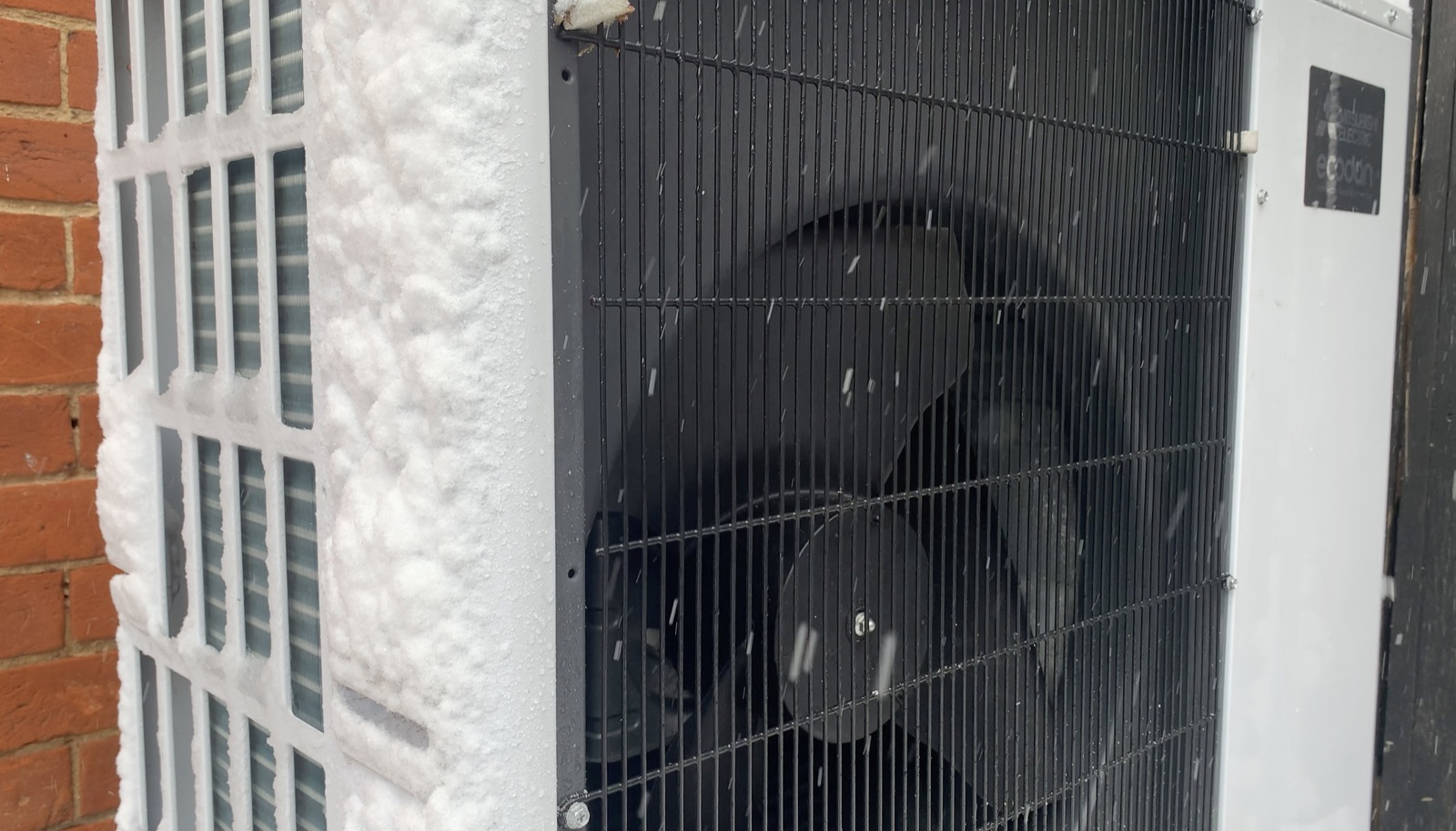 Buitenunit van een lucht-waterwarmtepomp met sneeuw — ISDE-subsidie mogelijk lager in 2027