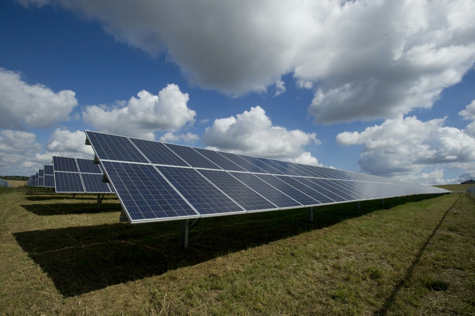 Zonnepanelen op het dak van een Nederlandse woning
